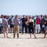 Hoofdrolspeler Marten Wesselius en het gelegenheidsmannenkoor bereiden zich voor